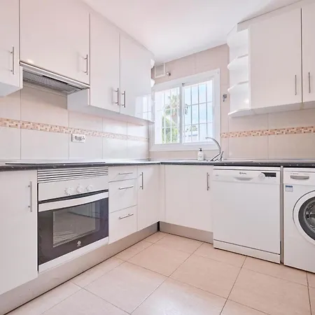 Puerto Banus, Nueva Andalucia Apartment *